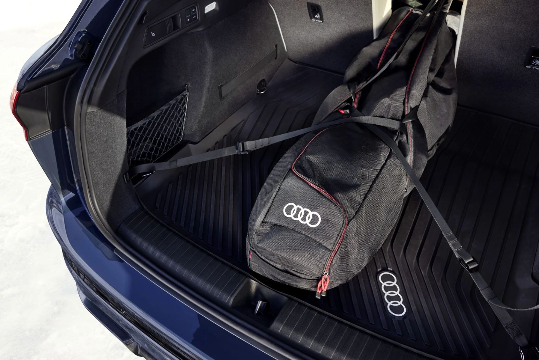 Audi Skitasche für 4 Paar Ski oder 3 Snowboards