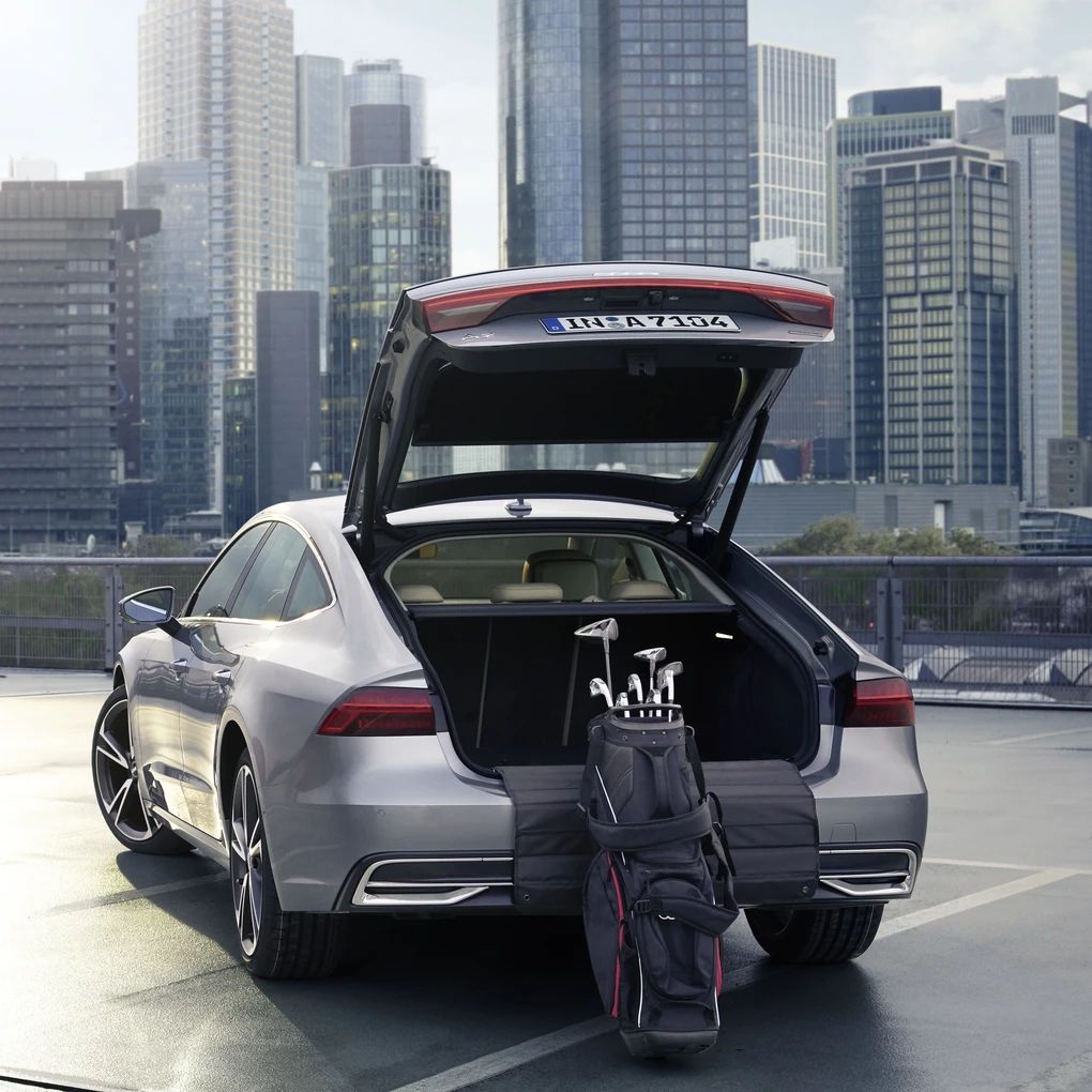 Audi Ladekantenschutzmatte zur Befestigung an den Ladehaken des Kofferraums