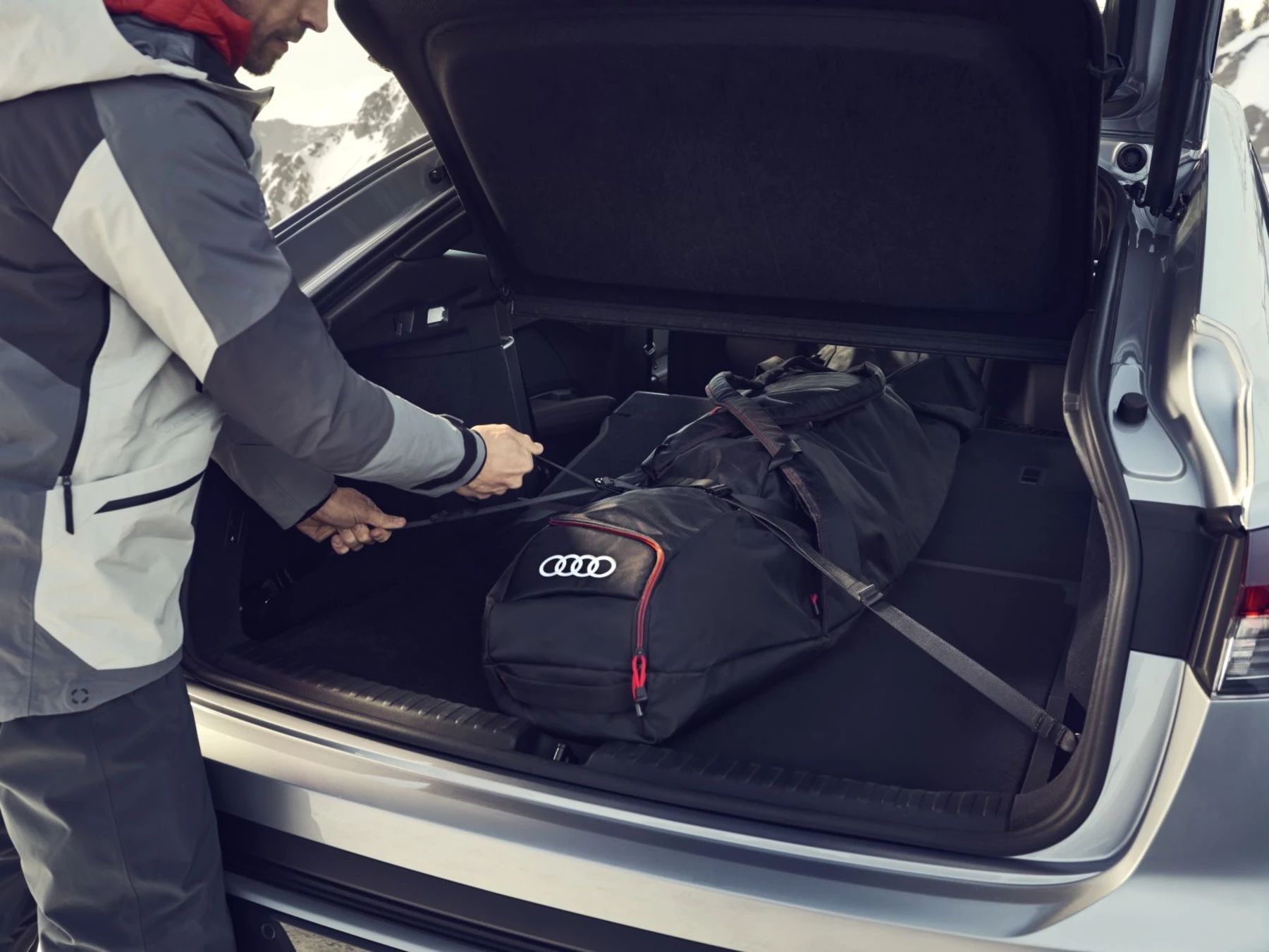 Audi Skitasche für 4 Paar Ski oder 3 Snowboards